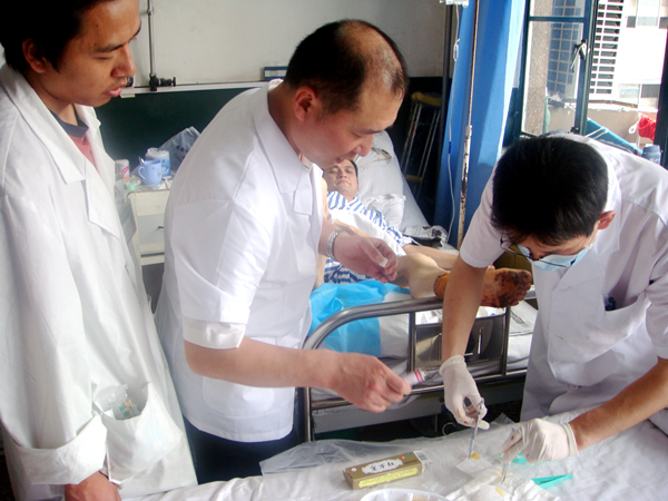 图为汶川地震中，医生使用京万红软膏救治伤员.JPG